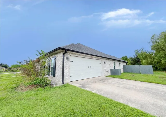 Photo 2 of Single family home for sale at 202 Derusso St, Houma, LA 70364 | MLS# 2572668 | Listing updated on 2026-10-01