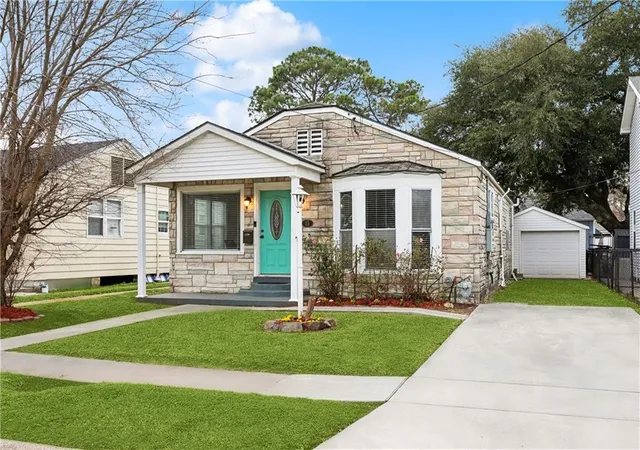 Single family home for sale at 15 Labarre Pl, Jefferson, LA 70121 | MLS# 2568089