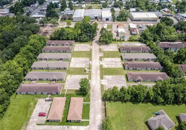 Listing Photo 2 - Condo for sale in building located at 603 Yvonne St, New Iberia, LA 70560 - Unit #
