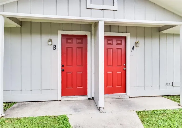 Listing Photo 3 - Condo for sale in building located at 603 Yvonne St, New Iberia, LA 70560