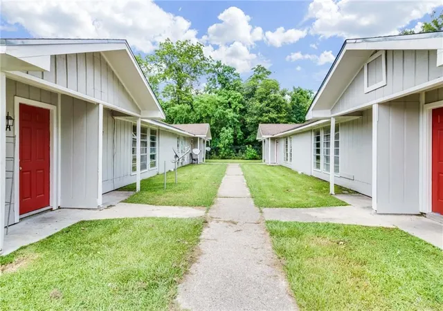 Listing Photo 4 - Condo for sale in building located at 603 Yvonne St, New Iberia, LA 70560