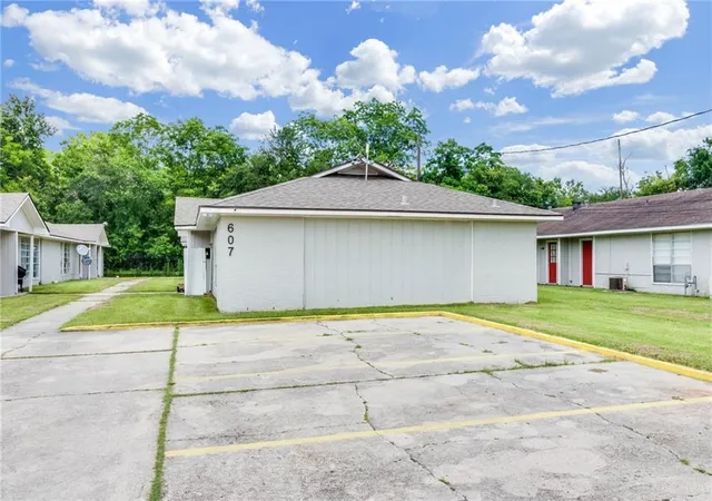 Listing Photo 5 - Condo for sale in building located at 603 Yvonne St, New Iberia, LA 70560