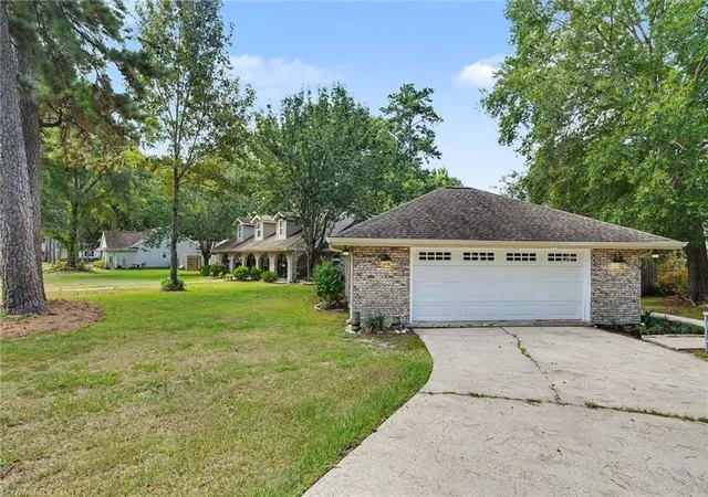 Photo 3 of Single family home for sale at 404 Weldon Park Dr, Mandeville, LA 70471 | MLS# 2571496 | Listing updated on 2026-09-29