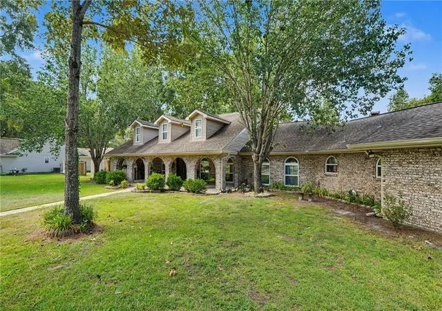 Photo 4 of Single family home for sale at 404 Weldon Park Dr, Mandeville, LA 70471 | MLS# 2571496 | Listing updated on 2026-09-29