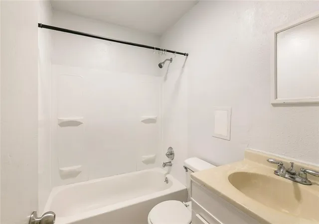 Listing Photo 4 - Condo for sale in building located at 6001 07 Tullis Dr, New Orleans, LA 70131