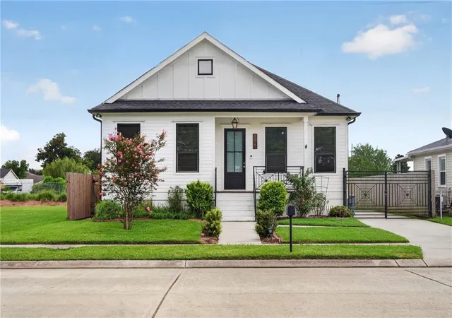 1st image of 1923 Center St, Arabi, LA 70032 | MLS# 2573066