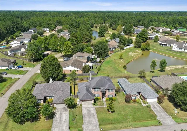 Photo 2 of Single family home for sale at 305 Stallion Ct, Covington, LA 70435 | MLS# 2573289 | Listing updated on 2026-08-23