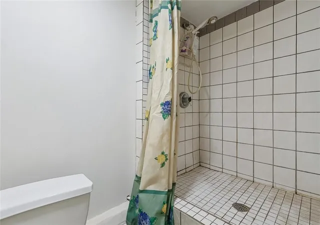 Listing Photo 4 - Condo for sale in building located at 3644 Fairmont Dr, New Orleans, LA 70122