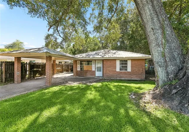 Photo 2 of Single family home for sale at 245 N Dryades St, Ponchatoula, LA 70454 | MLS# 2573583 | Listing updated on 2026-08-21