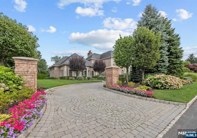 Photo 4 of Single family home for sale at 196 Vaccaro Dr, Cresskill, NJ 07626 | MLS# 25026956 | Listing updated on 2026-08-19