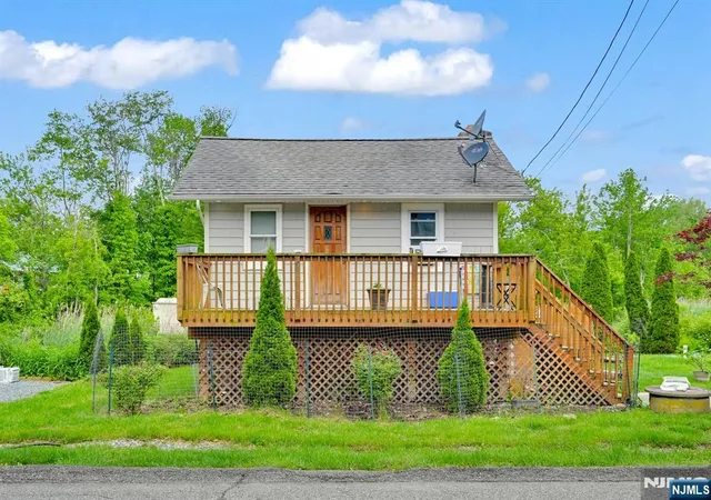 2nd image of 3 Riverside Rd, Hewitt, NJ 07421 | MLS# 25035976