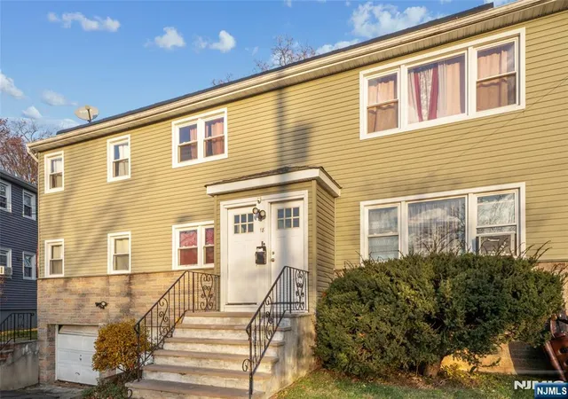 Photo 3 of Sale Pending at 18 Gifford Ct, Maplewood, NJ 07040 | MLS# 26004955 | Listing updated on 2026-08-31