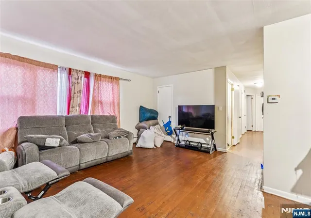 Photo 3 of Sale Pending at 18 Gifford Ct, Maplewood, NJ 07040 | MLS# 26004955 | Listing updated on 2026-08-31