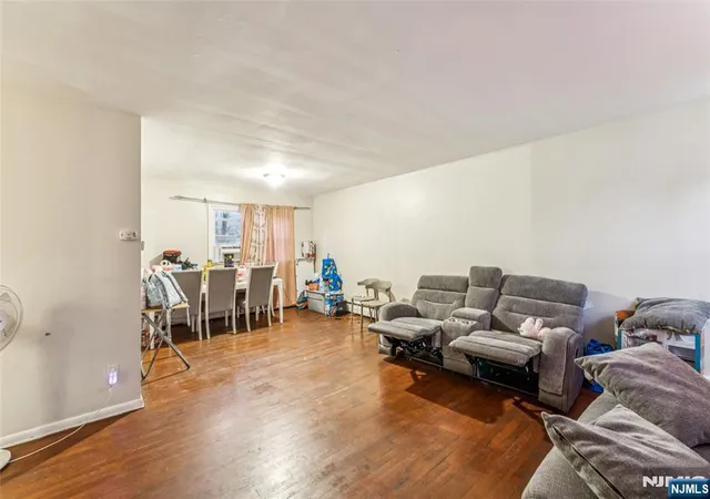 Photo 4 of Sale Pending at 18 Gifford Ct, Maplewood, NJ 07040 | MLS# 26004955 | Listing updated on 2026-08-31