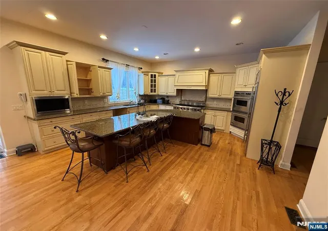 Photo 4 of Sale Pending at 6 Trout Brook Ct, Chester Township, NJ 07930 | MLS# 26006472 | Listing updated on 2026-09-10