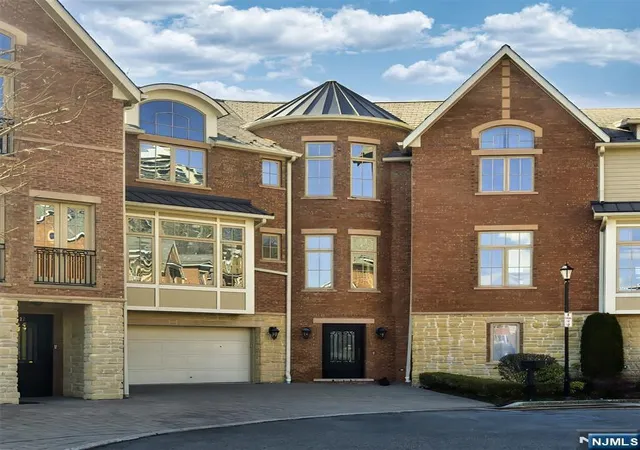 2nd image of 25 Moorings Ln, Edgewater, NJ 07020 | MLS# 26007924