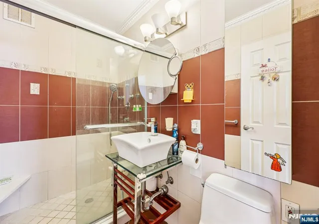 2nd image of 2077 Ctr Ave, Fort Lee, NJ 07024