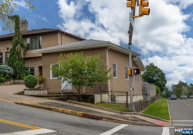 3rd image of 418 E Brinkerhoff Ave, Palisades Park, NJ 07650 | MLS# 26008904