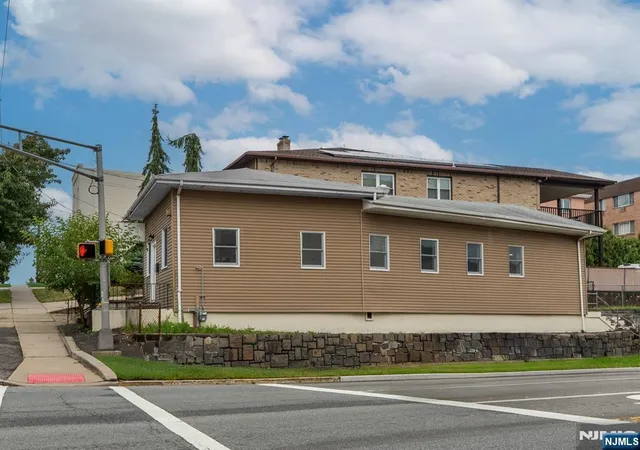 4th image of 418 E Brinkerhoff Ave, Palisades Park, NJ 07650 | MLS# 26008904