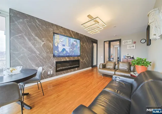 3rd image of 612 Hudson Park, Edgewater, NJ 07020