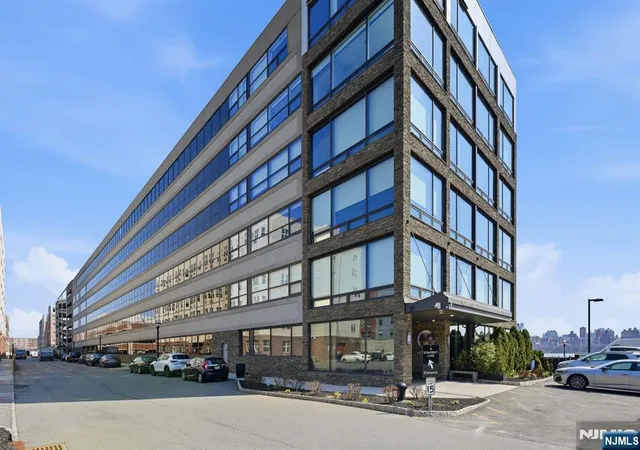 2nd image of 9 Somerset Ln, Edgewater, NJ 07020