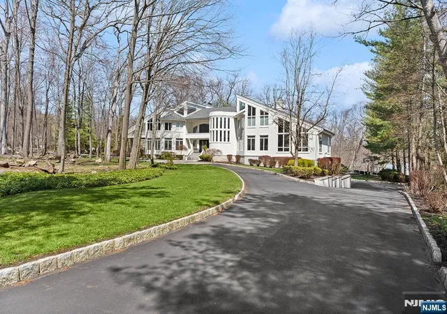 Photo 3 of Single family home for sale at 817 W Shore Dr, Kinnelon Borough, NJ 07405 | MLS# 26011838 | Listing updated on 2026-10-07