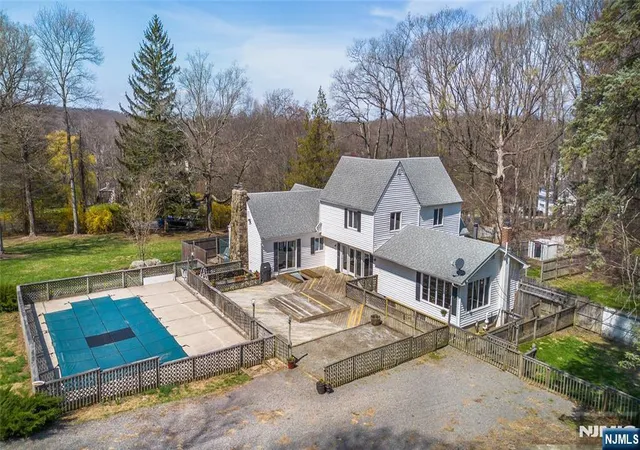 4th image of 8 Stonehedge Ln, Andover Boro, NJ 07821 | MLS# 26012920