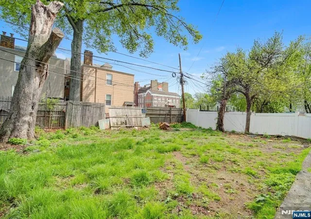 2nd image of 45 18Th St, East Orange, NJ 07017