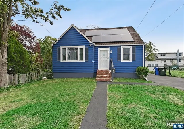 Photo 1 of Single family home for sale at 811 Lincoln Ave, Burlington Twp, NJ 08016 | MLS# 26015379 | Listing updated on 2026-07-29