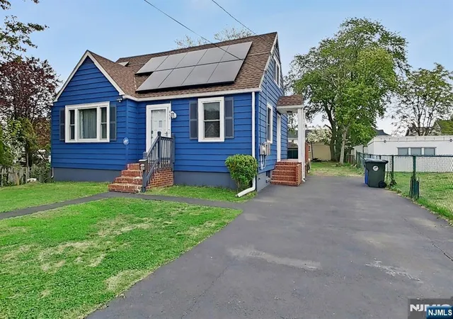 Photo 2 of Single family home for sale at 811 Lincoln Ave, Burlington Twp, NJ 08016 | MLS# 26015379 | Listing updated on 2026-07-29