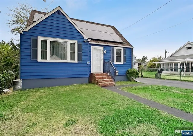 Photo 3 of Single family home for sale at 811 Lincoln Ave, Burlington Twp, NJ 08016 | MLS# 26015379 | Listing updated on 2026-09-16