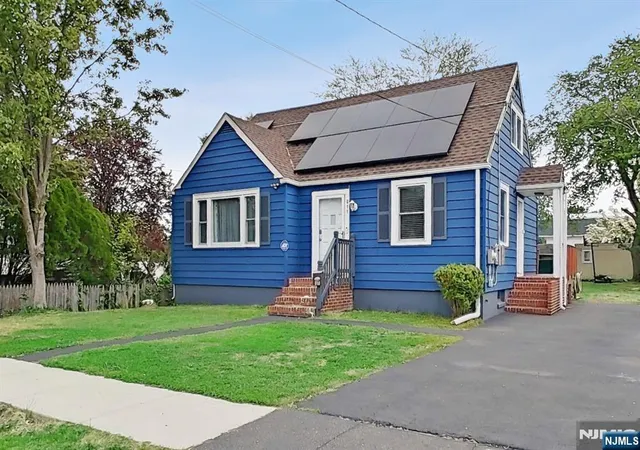 Photo 4 of Single family home for sale at 811 Lincoln Ave, Burlington Twp, NJ 08016 | MLS# 26015379 | Listing updated on 2026-09-16