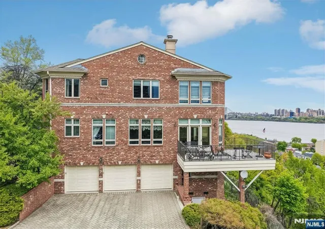 Townhouse for sale at 2 Ascot Wy, Fort Lee, NJ 07024 | MLS# 26015386
