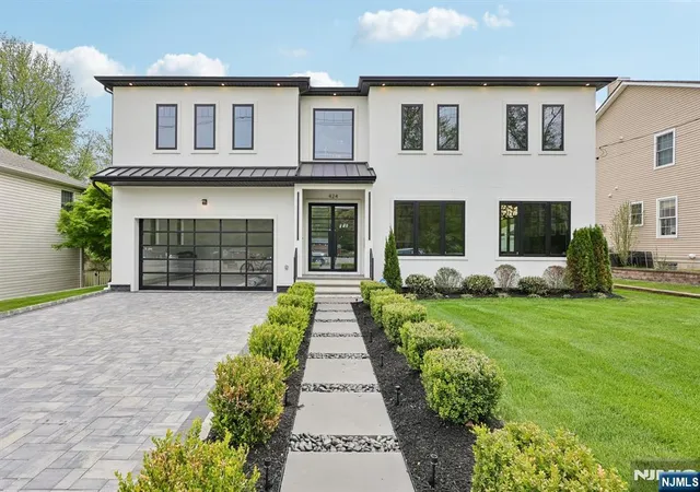 Photo 1 of Single family home for sale at 424 Ridgewood Ave, Paramus, NJ 07652 | MLS# 26015883 | Listing updated on 2026-08-22