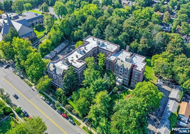 2nd image of 100 Palisade Ave, Englewood, NJ 07631