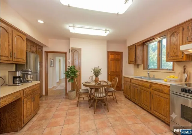 Listing Photo 5 - Condo for sale in building located at 16 Lincoln Pl, Waldwick, NJ 07011