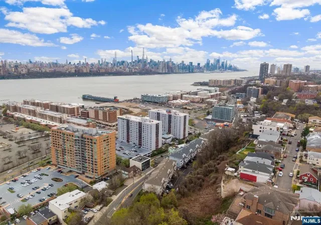 2nd image of 9 Legend Hills Dr, Edgewater, NJ 07020 | MLS# 26018300