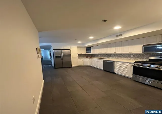 2nd image of 207 Palisade Ave, Union City, NJ 07087