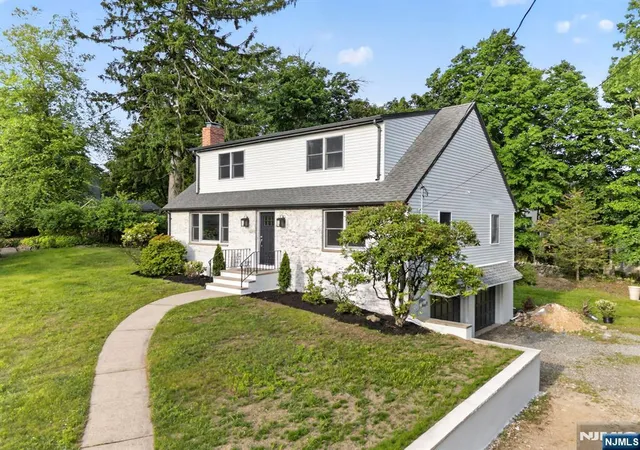 Photo 2 of Single family home for sale at 11 Franklin St, Mahwah, NJ 07430 | MLS# 26020388 | Listing updated on 2026-09-16