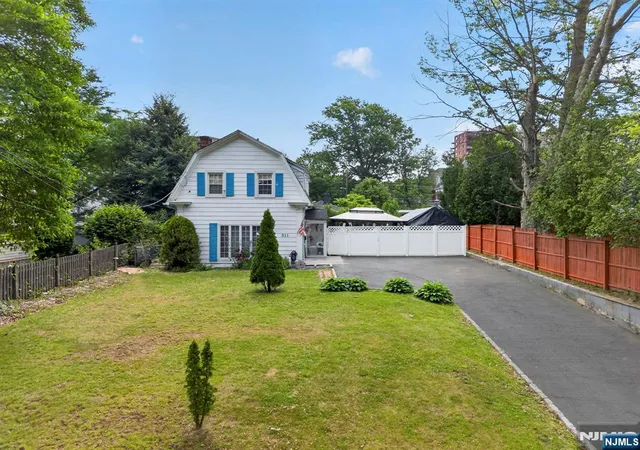 Photo 3 of Sale Pending at 509-511 Ridge St, Newark, NJ 07104 | MLS# 26020393 | Listing updated on 2026-09-19
