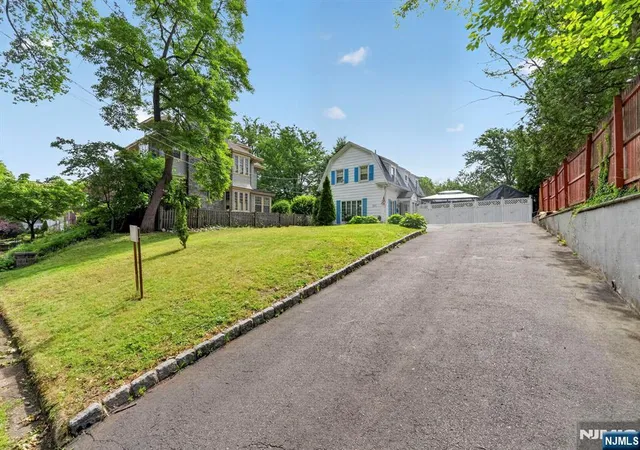Photo 4 of Sale Pending at 509-511 Ridge St, Newark, NJ 07104 | MLS# 26020393 | Listing updated on 2026-09-19