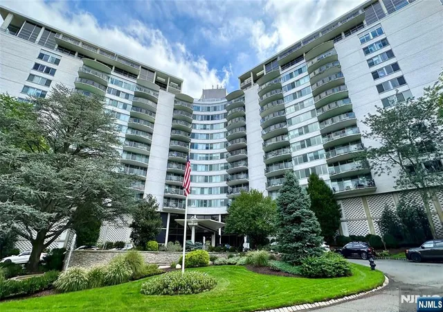 Photo 3 of Condo for sale at 1 Claridge Dr #1000, Verona, NJ 07044 | MLS# 26020585 | Listing updated on 2026-07-23