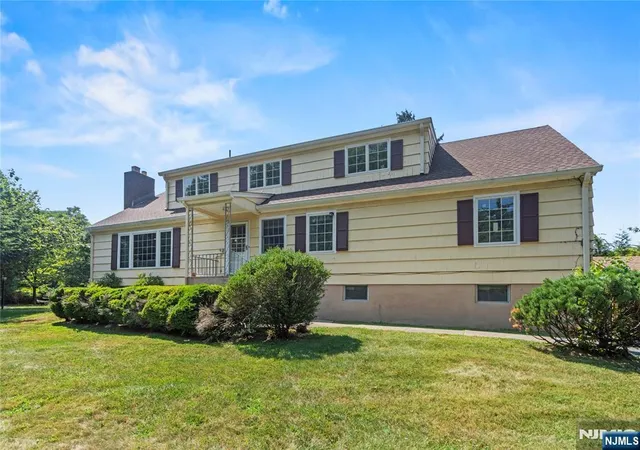 Photo 1 of Single family home for sale at 10 Allendale Rd, Saddle River, NJ 07458 | MLS# 26021116 | Listing updated on 2026-08-19