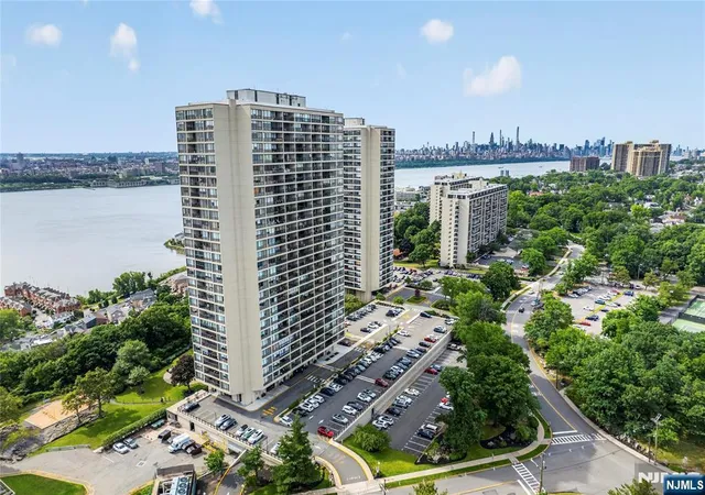 Photo 2 of House for sale at 6 Horizon #602, Fort Lee, NJ 07024 | MLS# 26021821 | Listing updated on 2026-07-21