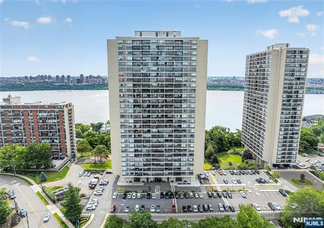 Photo 3 of House for sale at 6 Horizon #602, Fort Lee, NJ 07024 | MLS# 26021821 | Listing updated on 2026-07-21