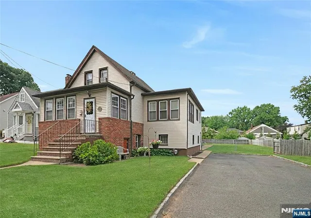 3rd image of 22 Passaic Ave, Hasbrouck Heights, NJ 07604 | MLS# 26021836