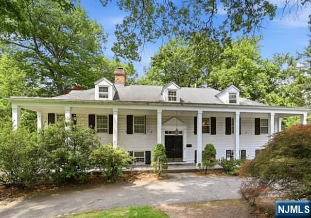 Photo 3 of Sale Pending at 376 Lakeview Dr, Wyckoff, NJ 07481 | MLS# 26021926 | Listing updated on 2026-08-26