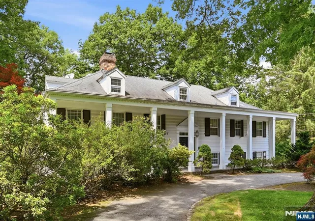 Photo 4 of Sale Pending at 376 Lakeview Dr, Wyckoff, NJ 07481 | MLS# 26021926 | Listing updated on 2026-08-26