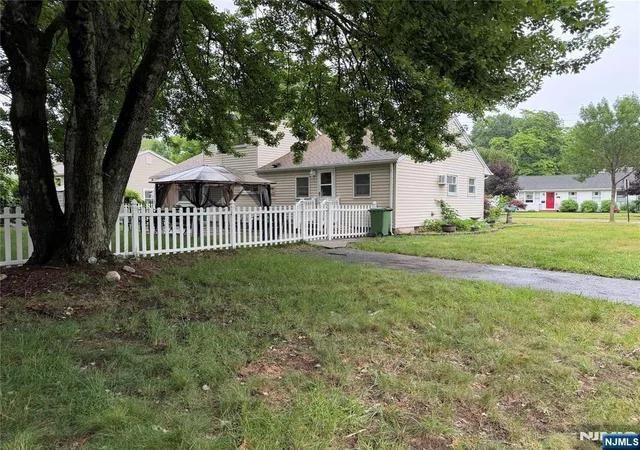 21st image of 208 Lawrence Dr, Paramus, NJ 07652 | MLS# 26022527