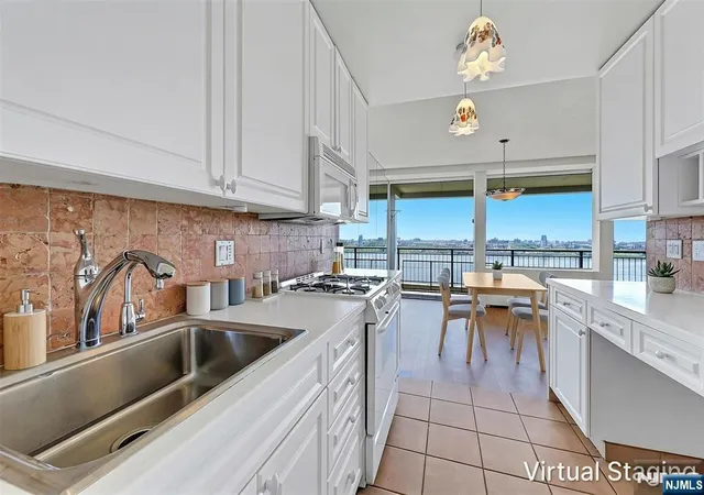 Listing Photo 4 - Condo for sale in building located at 4 Horizon, Fort Lee, NJ 07024 - Unit #1022